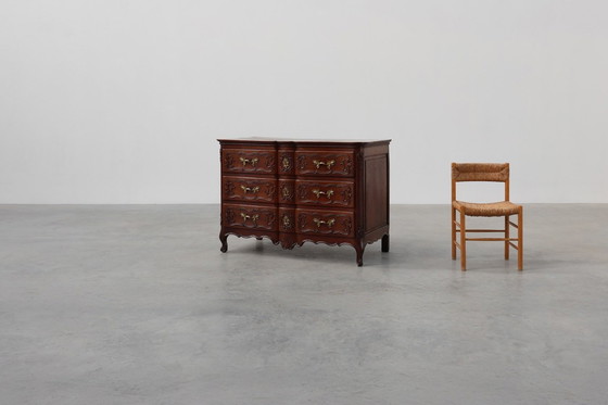 Image 1 of Commode en chêne du XVIIIe siècle de style Louis XV, faite à la main