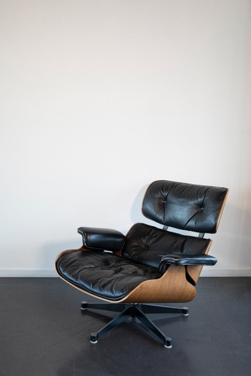 Eames Lounge Chair mit passendem Hocker (Set)