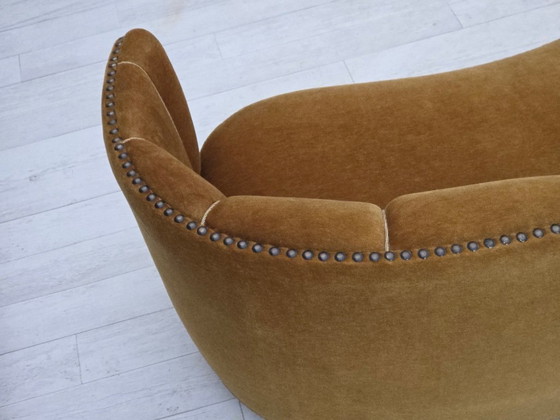 Image 1 of Deense "Banan" tweezitsbank uit de jaren 60, origineel olijfgroen meubelvelours.