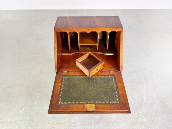 Image 1 of Cómoda estilo georgiano de mediados de siglo con incrustaciones de cuero, antigua, década de 1960