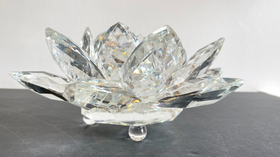 Image 1 of FLOWER Paperweight in Chiselled Crystal