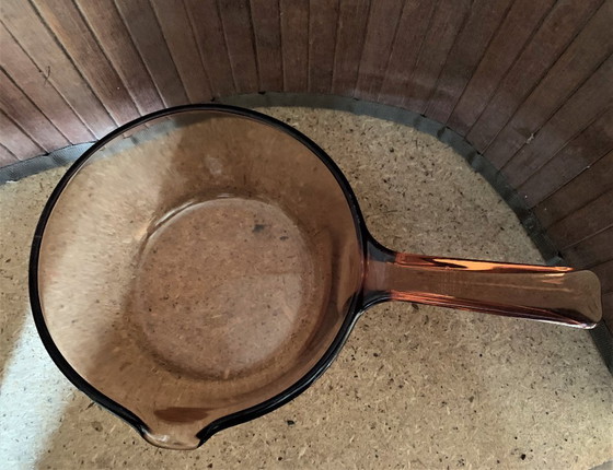Image 1 of 1-liter amberkleurige glazen steelpan, Vision Corning Frankrijk