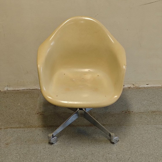 Silla de oficina Herman Miller con carcasa de fibra de vidrio, Sillas de oficina, Metal, Crema, Vintage (foto 2 de 10)
