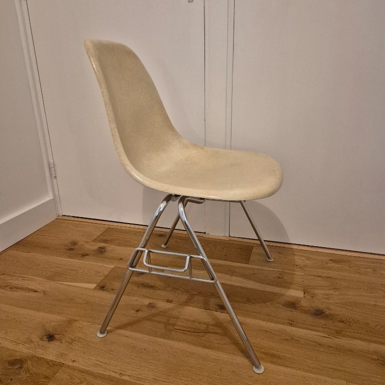 2x Eames Fiberglass Side Chair (DSS base) | €550 | Whoppah