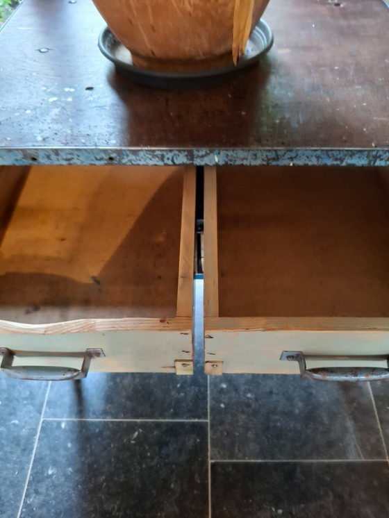 Image 1 of Industrieel vintage werktafeltje / ladekast