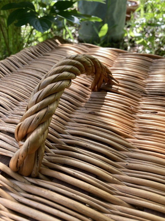 Image 1 of Cesta de mimbre antigua con cierre y asa.