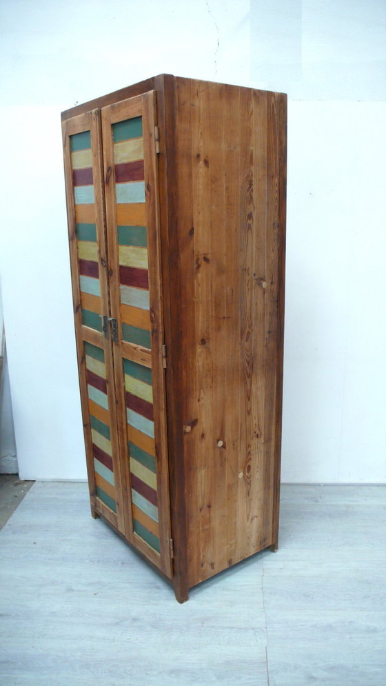 Image 1 of Antiker Spind Werkstattschrank Dielenschrank 2 Türen Naturholz + Shabby Bunt