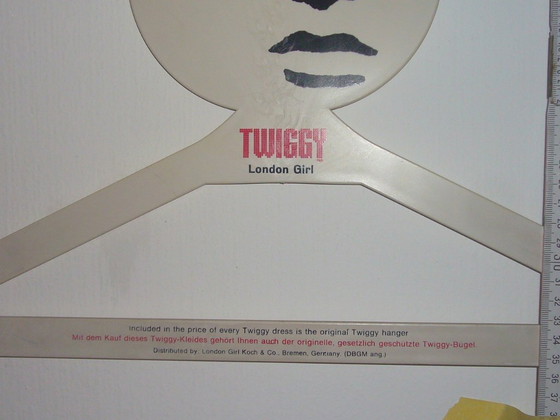 Image 1 of Originele Twiggy kledinghanger uit circa 1969.