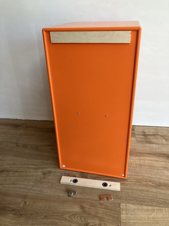 Image 1 of Armoire murale Montana Slim originale à 2 portes, couleur orange - Peter J. Lassen

