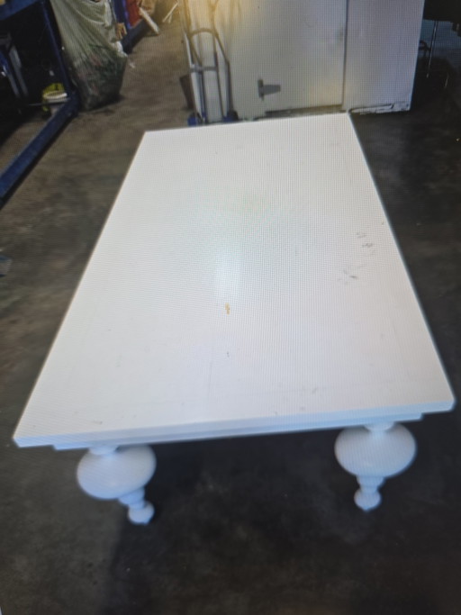 Mesa blanca grande con patas ornamentadas (2.60m x 1.20m)