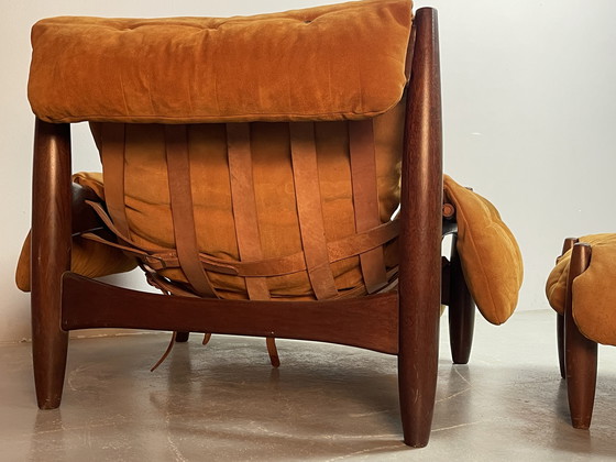 Image 1 of Sillón y reposapiés de mediados de siglo en color coñac, Sergio Rodríguez, años 70.