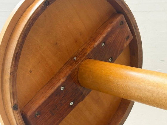 Image 1 of Ronde bijzettafel met gietijzeren voet, jaren 70