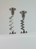 Coppia di candelieri vintage di design, decoro a zigzag, cromati, stile Memphis, anni '80
