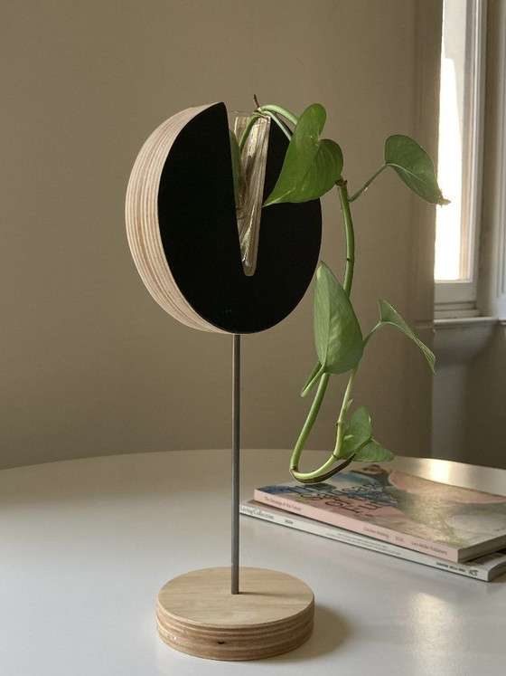 Image 1 of Hohe, gebrauchte Vase aus Holz und Metall