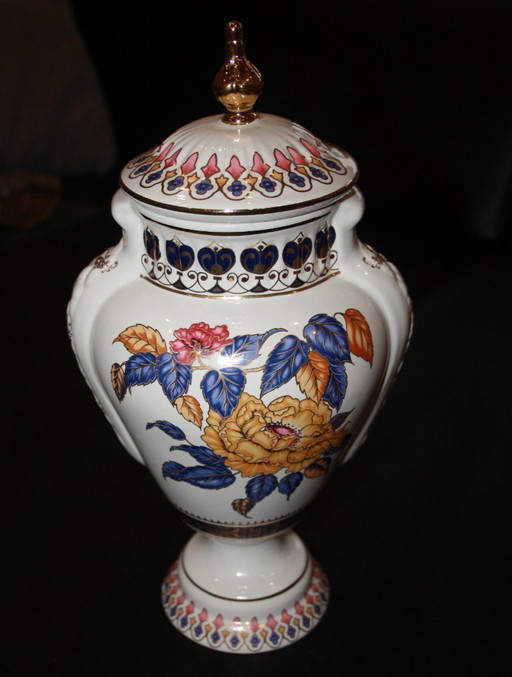 Porcelain lidded vase from Frazarte, Portugal - Classic series, 20th century.