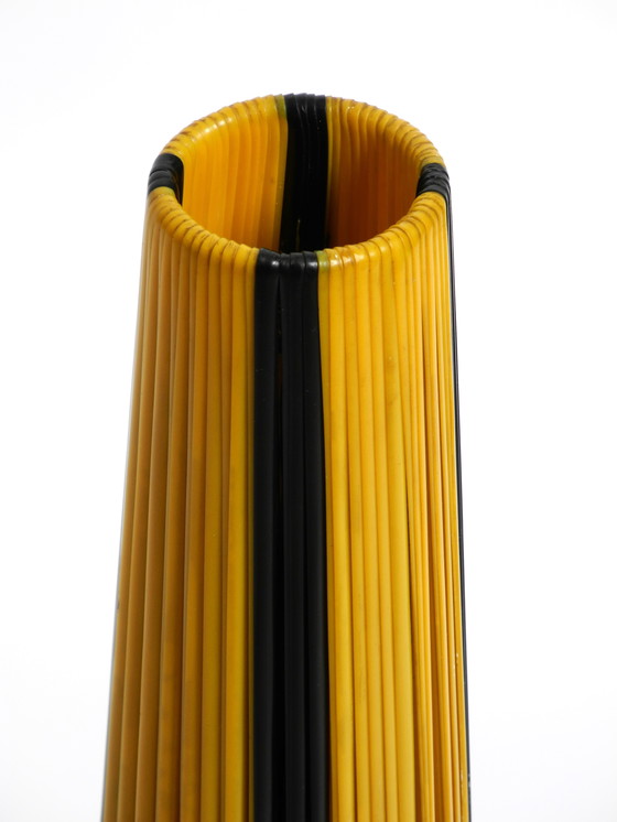 Image 1 of Seltene schöne Mid-Century Modern Tripod Messing Tischlampe mit Wrapped Nylon Strip Lampenschirm