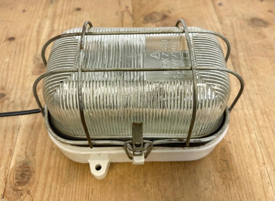 Image 1 of Applique industriale a gabbia in porcellana bianca con vetro rigato, anni '70