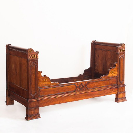 Bed made of solid walnut with marquetry details. France, 1930s – eenpersoonsbedden, Wood