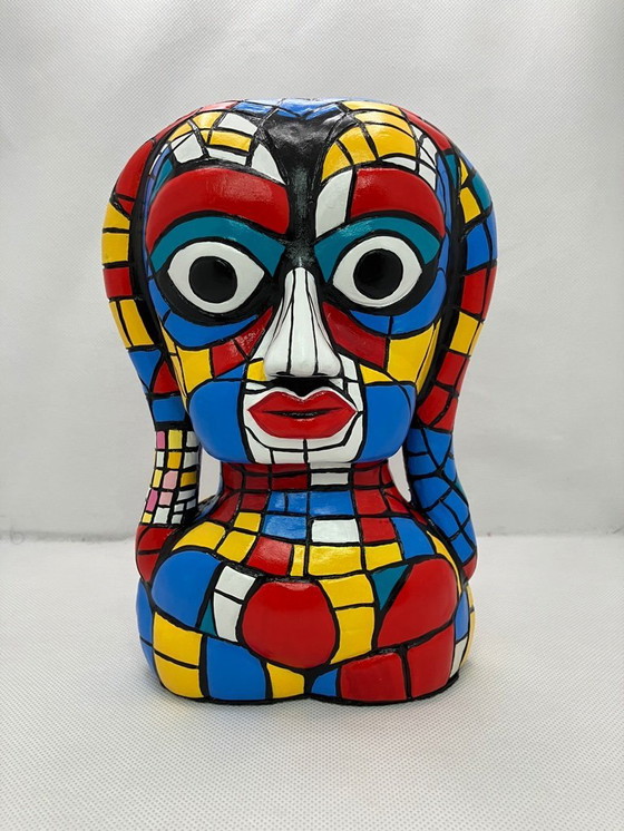 Image 1 of Figura abstracta de una niña. Hecha a mano por el artista.