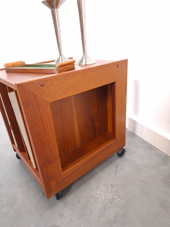 Mobiletto per giradischi in teak su ruote, tavolino, comodino, mobiletto 2 – Credenze, Wood, Plastic (photo 8 of 12)