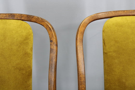 Image 1 of Juego de cuatro sillas de comedor de madera curvada de haya restauradas de la década de 1970, de TON, Checoslovaquia