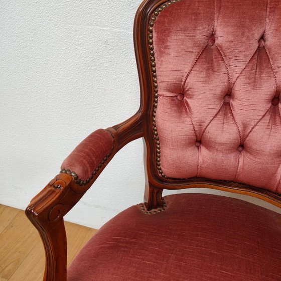 Image 1 of Ensemble de deux chaises et fauteuils vintage français Louis XV en bois et velours