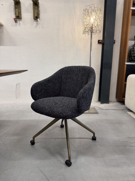 Image 1 of 4 Leolux Baani Twist Esszimmerstühle, Stoffbezug Moos