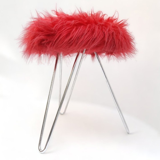 Image 1 of Tabouret tripode en épingle à cheveux Mid Century vintage, pieds chromés, fausse fourrure rouge.