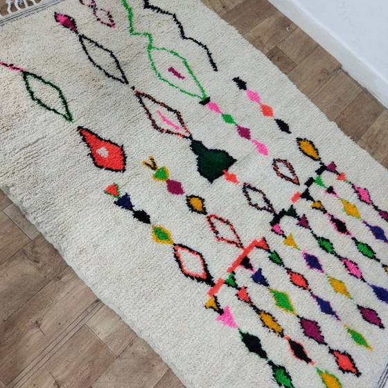 Image 1 of Alfombra bereber colorida – Alfombra marroquí hecha a mano con motivos simbólicos (240 × 150 cm)