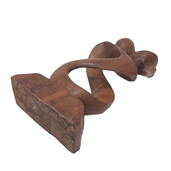 Image 1 of Sculpture en bois représentant un couple amoureux enlacé