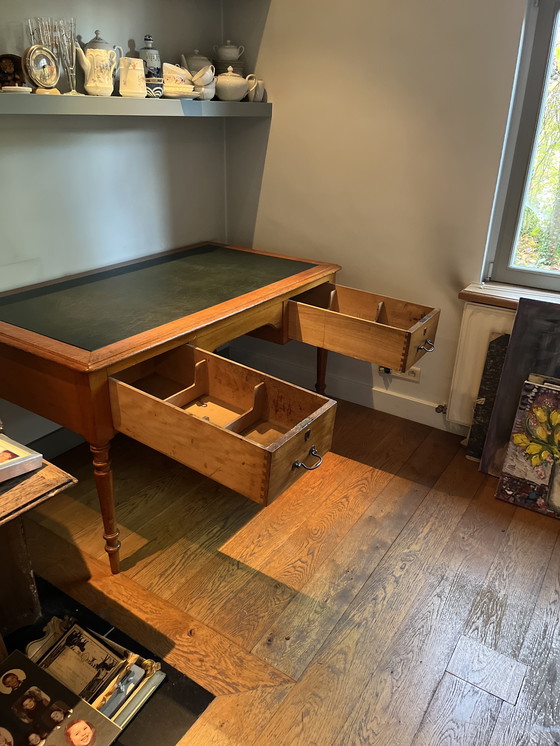 Image 1 of Schreibtisch mit Ledereinlage. 150 x 85 x 81 cm, Eichenholz-Finish.