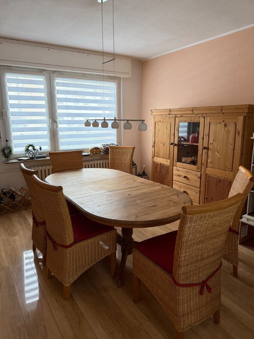 Esszimmer bestehend aus Vitrine Esstisch und 6x Stühlen