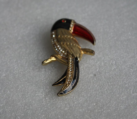 Image 1 of Grande spilla vintage in smalto a forma di tucano con decorazioni di strass.
