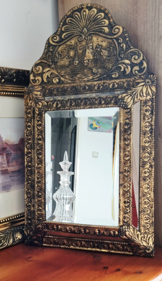 Image 1 of Antiker niederländischer Brautspiegel aus abgeschrägtem, geprägtem Messing