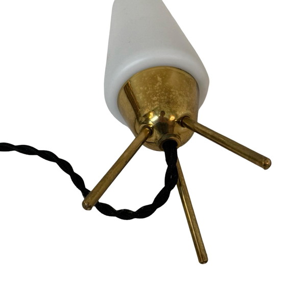 Image 1 of Atomic Age / Mid Century Modern - Driepoot lamp met wit gesatineerd glazen kap op messing poten