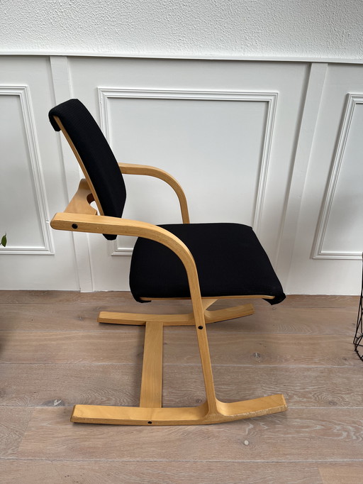 Silla de diseño Stokke Actulum del diseñador Peter Opsvik