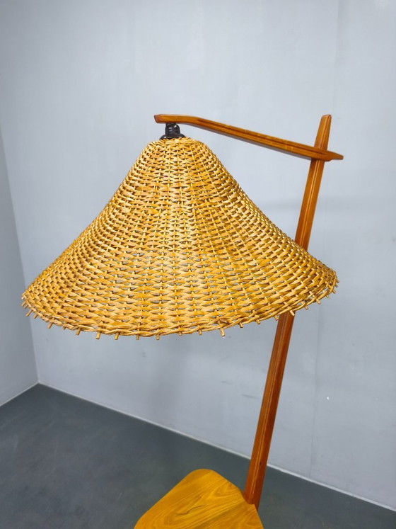 Image 1 of Vloerlamp uit het midden van de 20e eeuw met rotan kap, Tsjechoslowakije, jaren 60