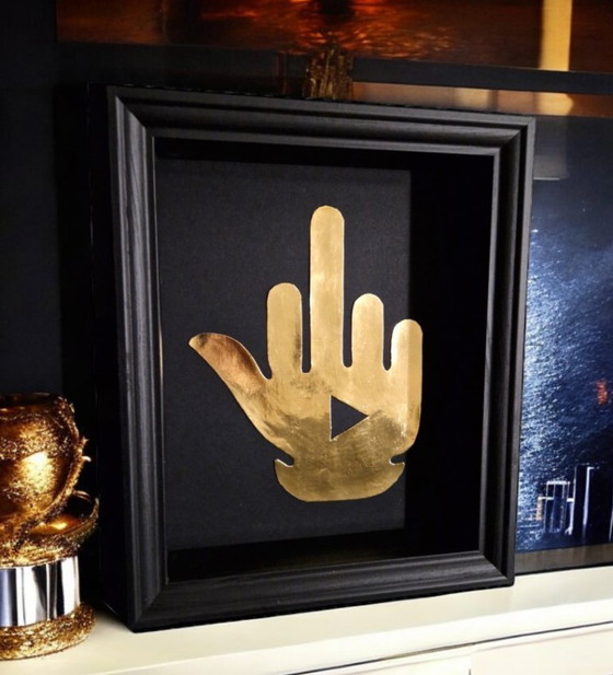 Image 1 of Premio YouTube per il dito medio in oro 23kt con cornice