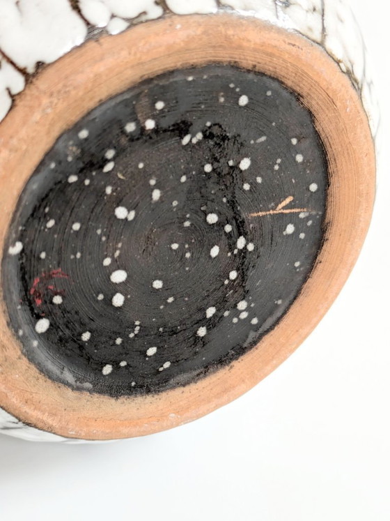 Image 1 of Maceta antigua de mayólica húngara, esmalte blanqueado, diseños de esgrafiado, cerámica de mediados de siglo.