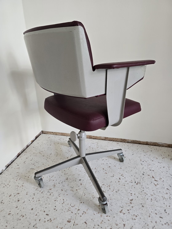 Image 1 of Nederlandse industriele (draai) bureaustoel door Friso Kramer, 1973