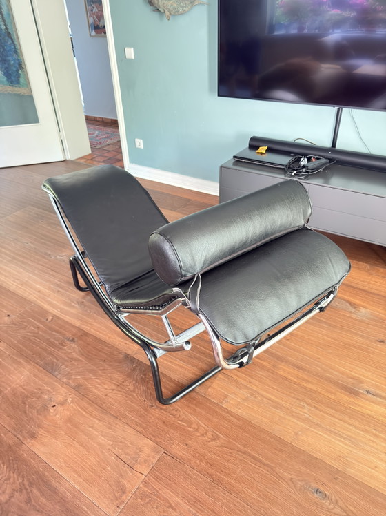 Image 1 of Chaise longue style Le Corbusier LC4 | Chaise longue en cuir noir et chrome, style LC4
