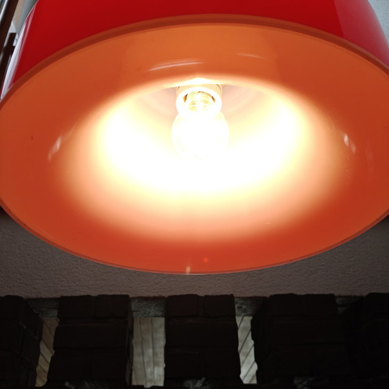 Image 1 of Lampada a sospensione vintage italiana in vetro opalino rosso – design futuristico, anni '70