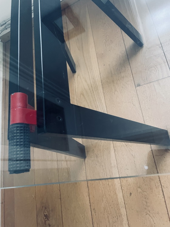 Gaetana Design Bureautafel Met Transparant Glazen Blad Zwart Metalen Poten met rood accent – Zanotta (photo 3 of 13)