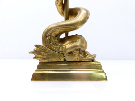 Grand cale-porte dauphin au trident de Neptune en laiton patiné – Europe, XXe siècle – Objets déco, Brass (photo 3 of 7)