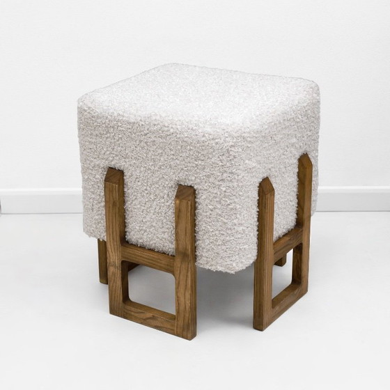 Image 1 of Een paar Italiaanse modernistische krukjes van essenhout, bekleed met witte boucléstof.