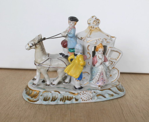 Bonita figura de porcelana antigua con forma de carruaje, Offtriart, década de 1950.