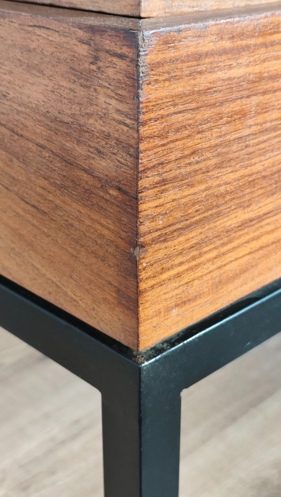 Image 1 of Un vecchio tavolo da lavoro riadattato come grande tavolino da caffè