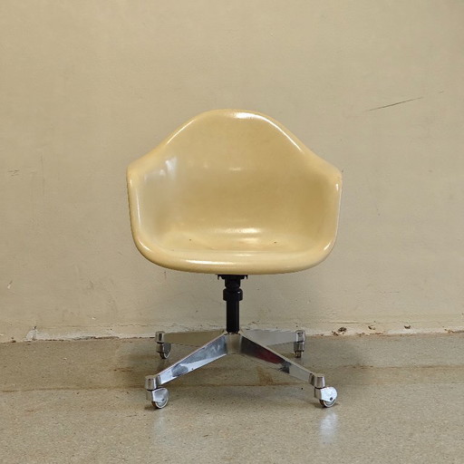 Herman Miller bureaustoel met glasvezel kuip