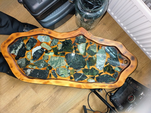 Prachtige bijzettafel kunstwerk grenen/douglas epoxy blad met stenen erin 