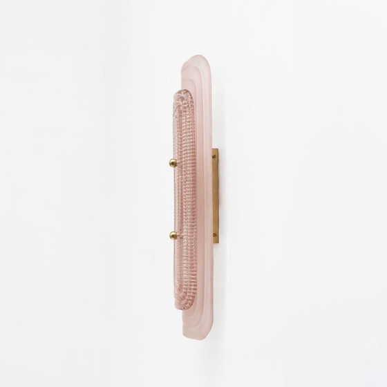 Image 1 of Een paar art-deco wandlampen van mat en glanzend roze Murano-glas en messing.